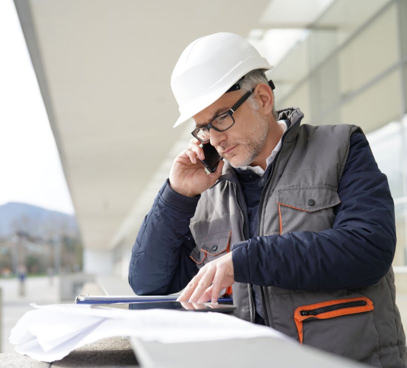 Gestionnaire appel un employé en consultant son logiciel de gestion de projets